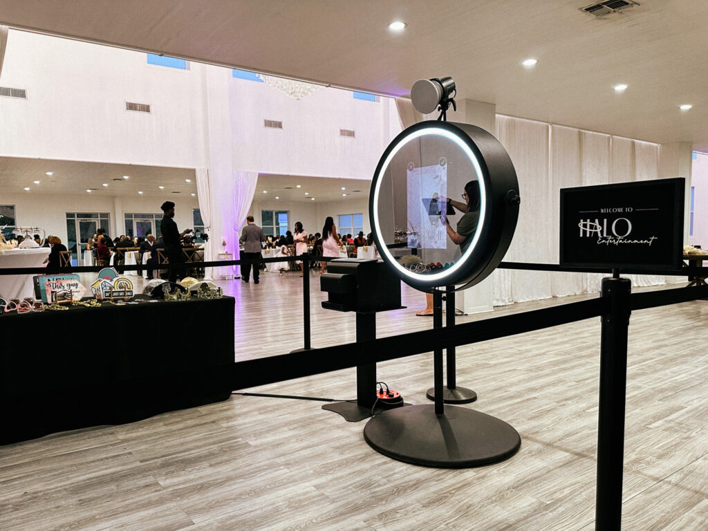 HALO Entertainment Services Mirror Photo Booth